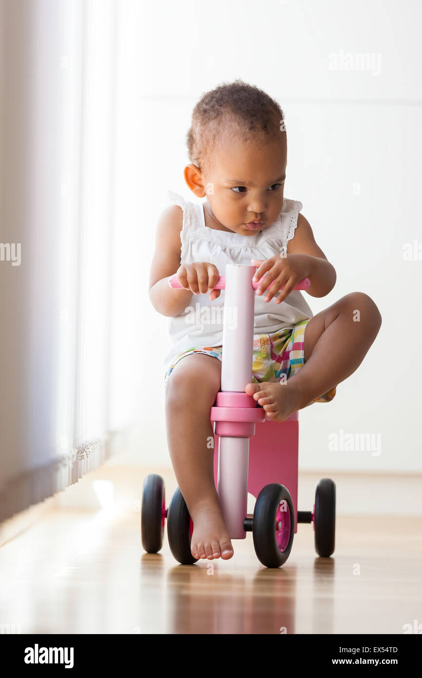 Portrait de petite fille afro-américaine peu rouler à vélo - Noirs Banque D'Images