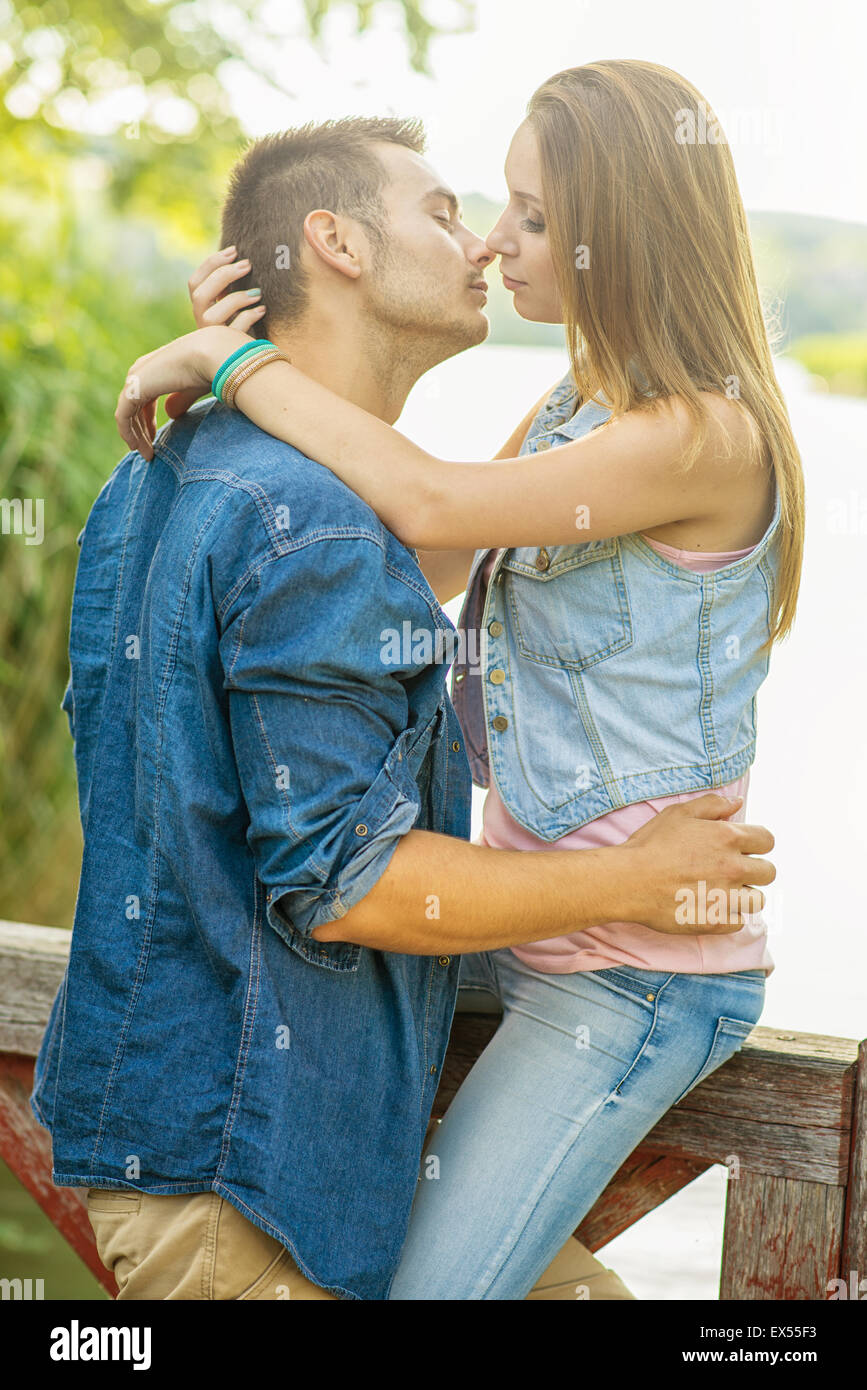 Couple in love sur le lac, hug, close-up Banque D'Images