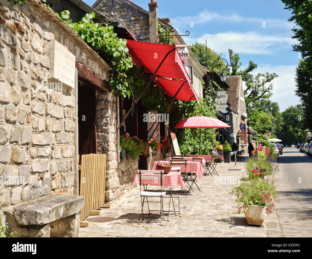 Barbizon france, pittoresque terrasse de restaurant, café Bistro français, Brasserie dans le village des artistes de Barbizon, Seine-et-Marne, France. Banque D'Images