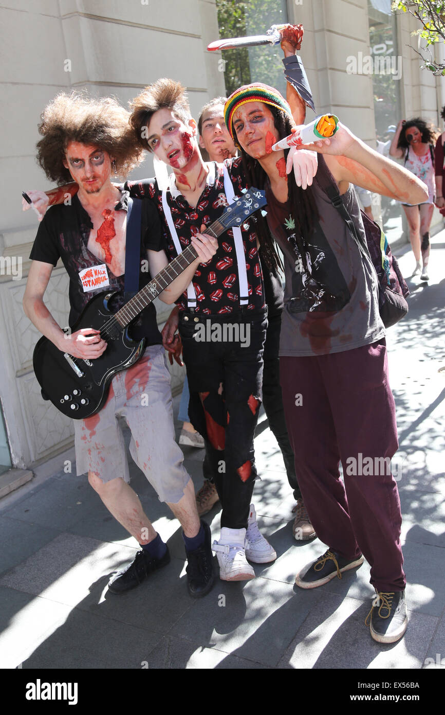 ISTANBUL, TURQUIE - 10 MAI 2015 : Les gens qui marchent dans les rues au cours de Nisantasi Istanbul zombie walk Banque D'Images