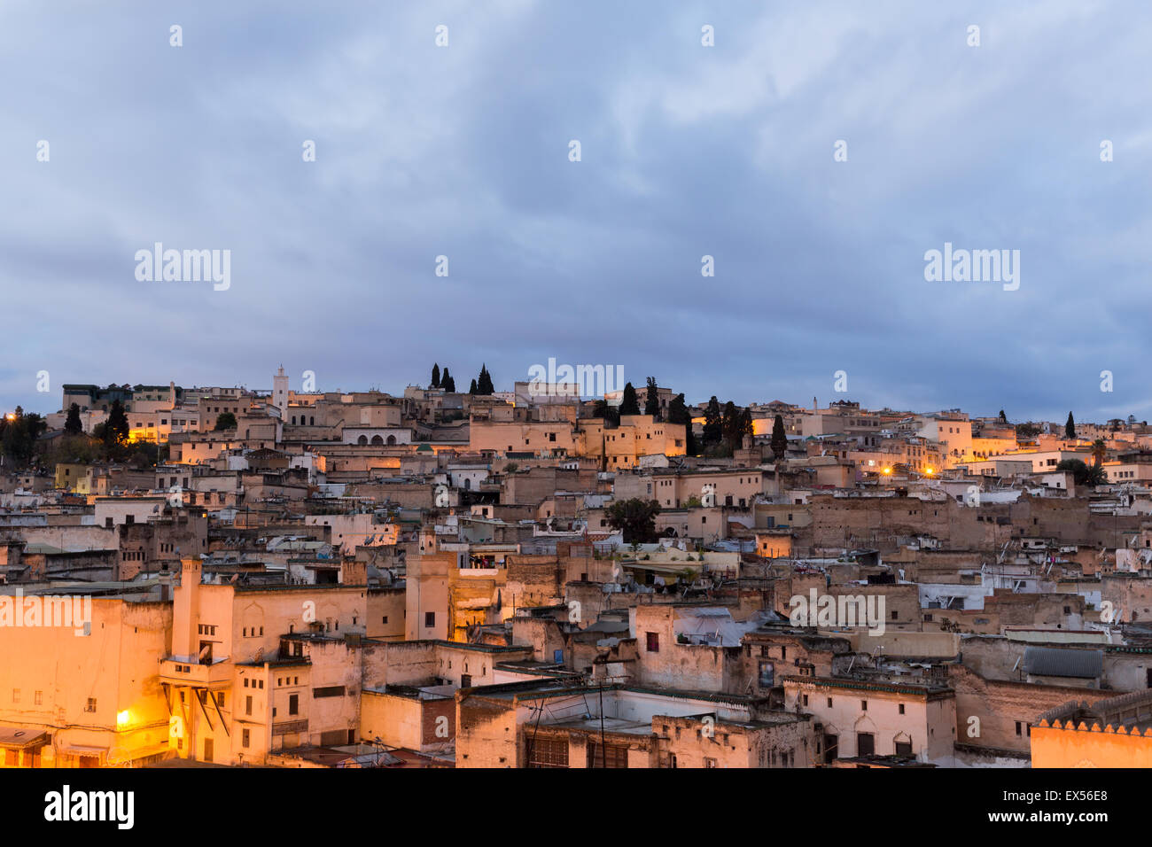 Les toits de la vieille ville de bondé Fès au Maroc au crépuscule Banque D'Images