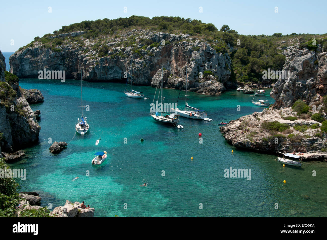 Yachts amarrés dans la crique rocheuse isolée de l'ACSAL criques sur l'île de Minorque espagne Banque D'Images