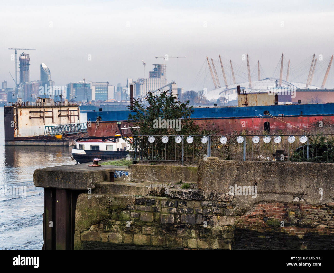 Rivière Thames London Greenwich, art urbain d'horloges, de l'O2 Arena et des immeubles distants Banque D'Images