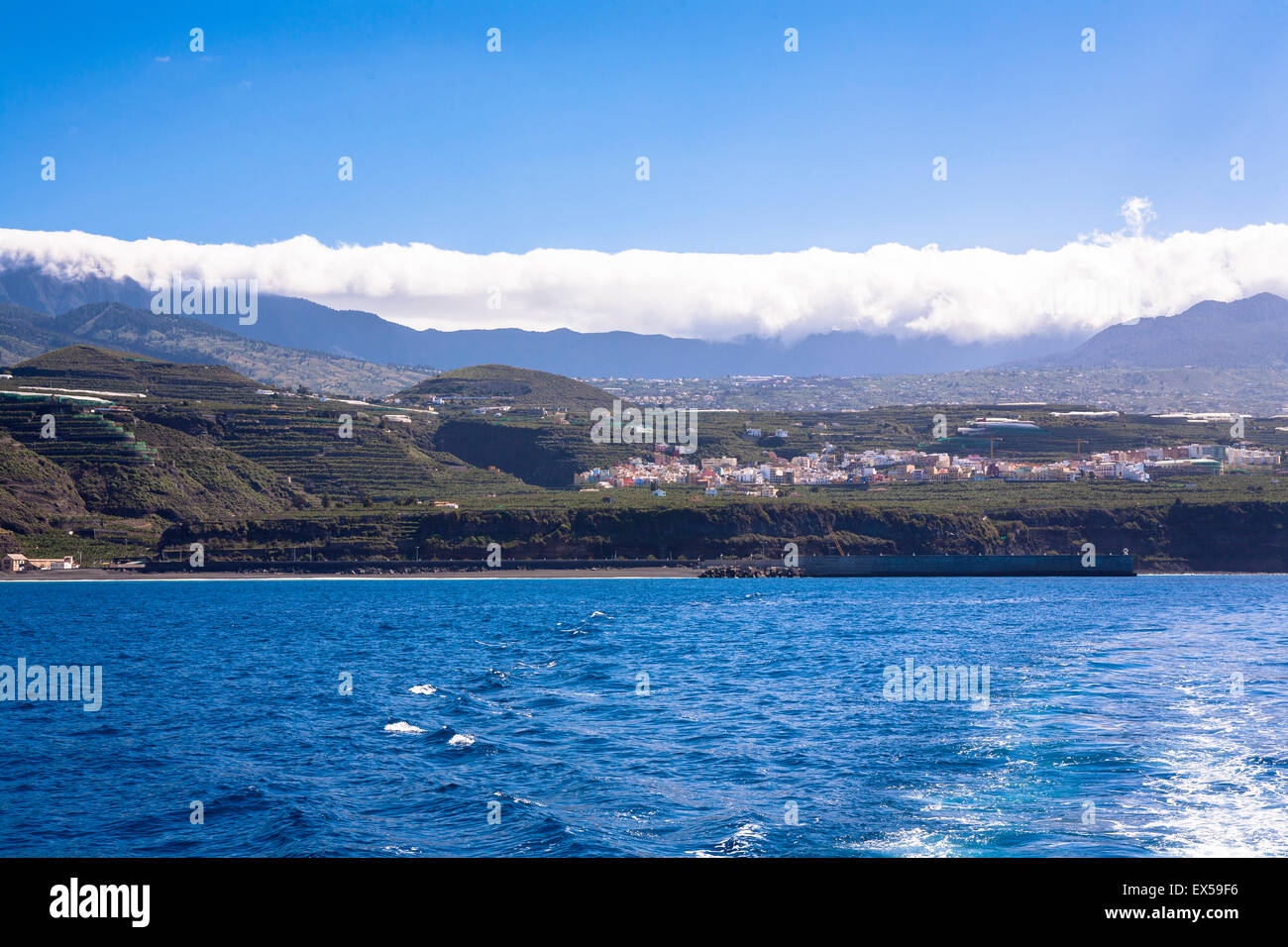 ESP, l'Espagne, les Canaries, l'île de La Palma, Puerto Naos à la côte ouest, nuages sur la Cumbre montagnes. ESP, Spanien Banque D'Images