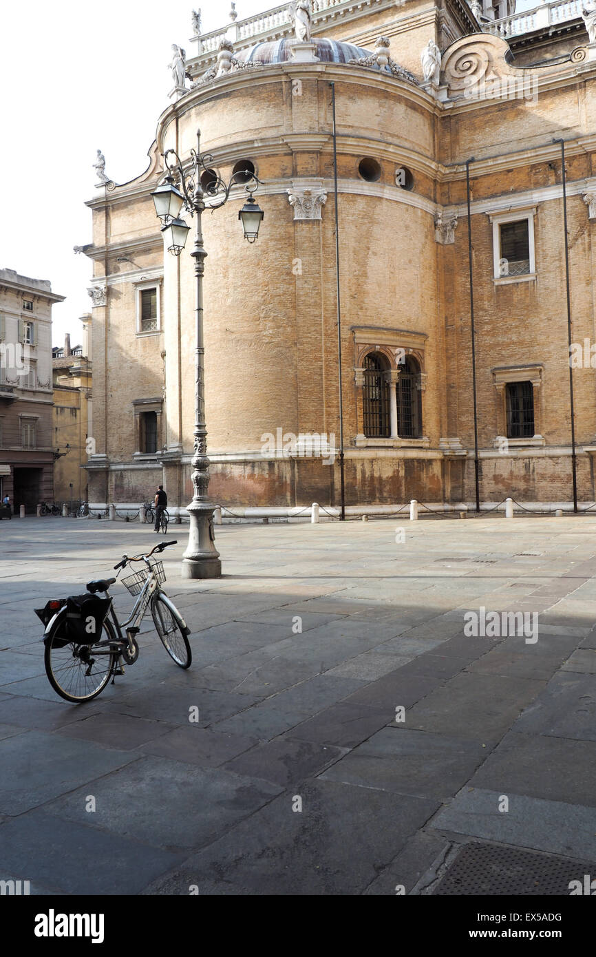 Un vélo garé dans la Piazza della Steccata, avec Basilique Santa Maria della Steccata je l'arrière-plan. Banque D'Images