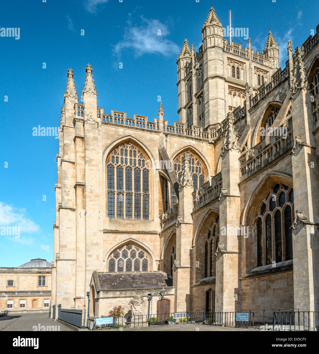 Voir à l'abbaye de Bath dans la vieille ville de Bath, Somerset, Angleterre Banque D'Images