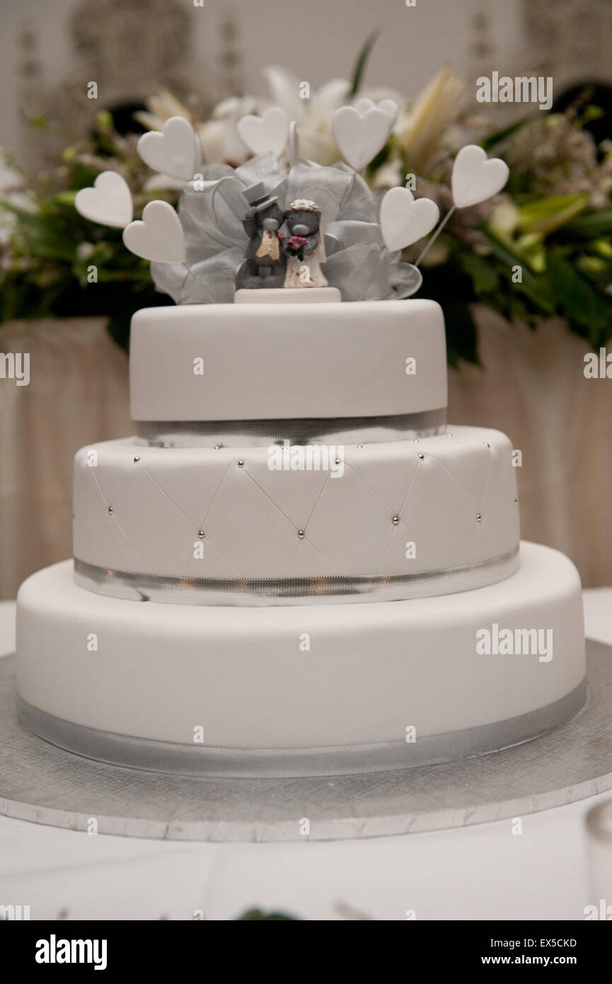 Gâteau de mariage décoré avec mignon ours Bride and Groom figurines Banque D'Images
