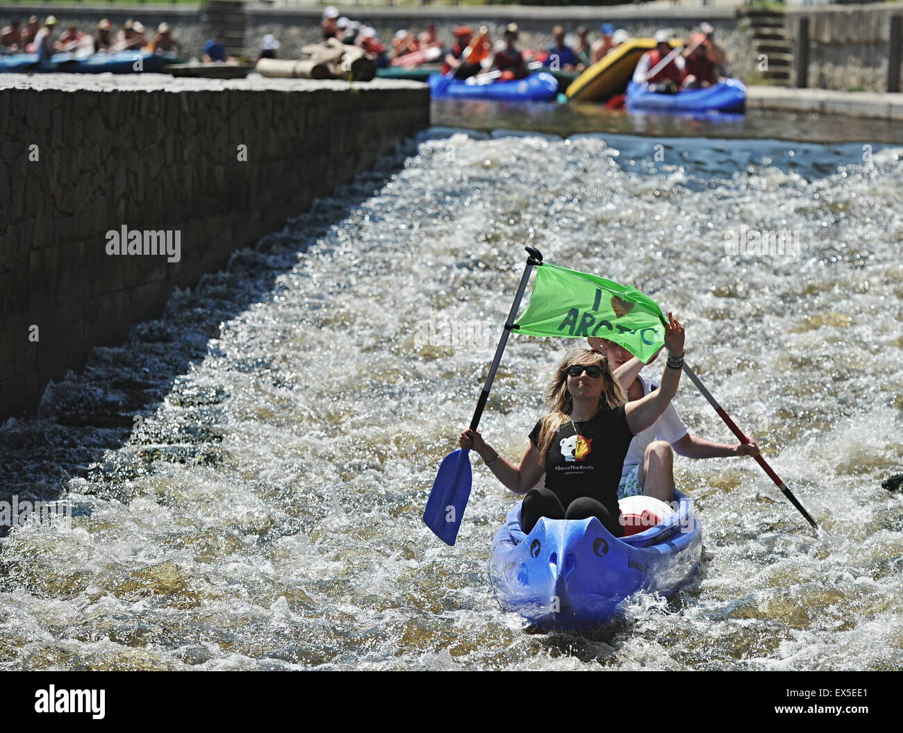 Cesky Krumlov, République tchèque. 7 juillet, 2015. Des dizaines de militants de Greenpeace tchèque protester contre l'extraction de l'huile d'pilotes prévues par Shell dans la mer de Chukchi dans l'Arctique à Cesky Krumlov, République tchèque, le 7 juillet 2015. Photo : CTK Vaclav Pancer/Photo/Alamy Live News Banque D'Images