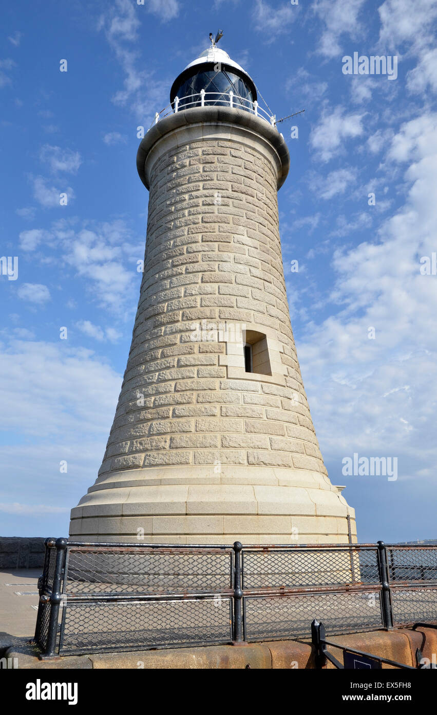 Le phare à la fin de Tynemouth, jetée et l'embouchure de la rivière Tyne Banque D'Images