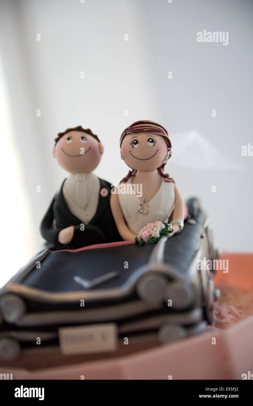 Gateau De Mariage Mignon Avec Figurines Figurines Maries Dans Une Voiture Decapotable Photo Stock Alamy Gateau De Mariage Mignon Avec Figurines Figurines Maries Dans Une Voiture Decapotable Photo Stock Alamy