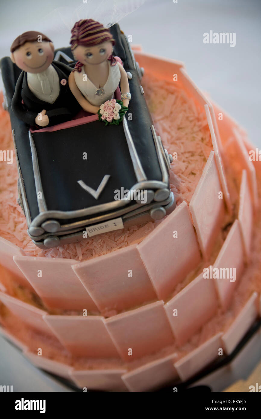 Gateau De Mariage Decore Avec Des Figurines Maries Dans Une Voiture Decapotable Photo Stock Alamy Gateau De Mariage Decore Avec Des Figurines Maries Dans Une Voiture Decapotable Photo Stock Alamy