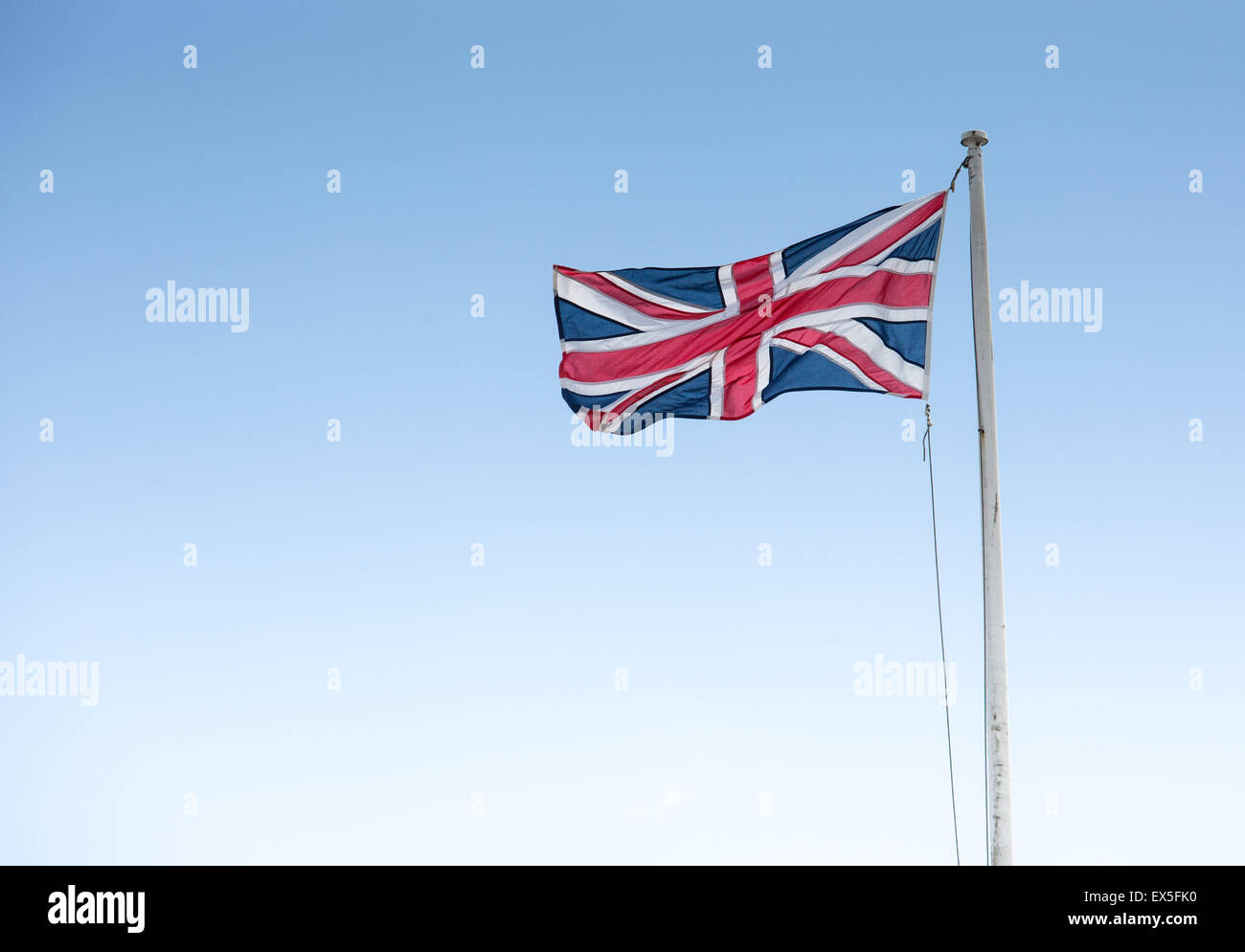 Union jack flag tourbillonnent contre un ciel dramatique Banque D'Images