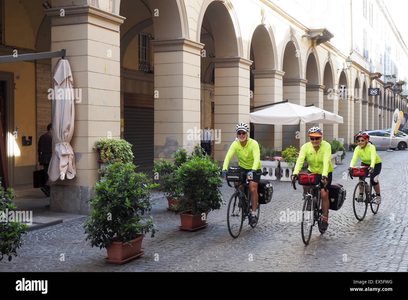 Trois des cyclotouristes équitation Via Emilia, Tortona. Banque D'Images