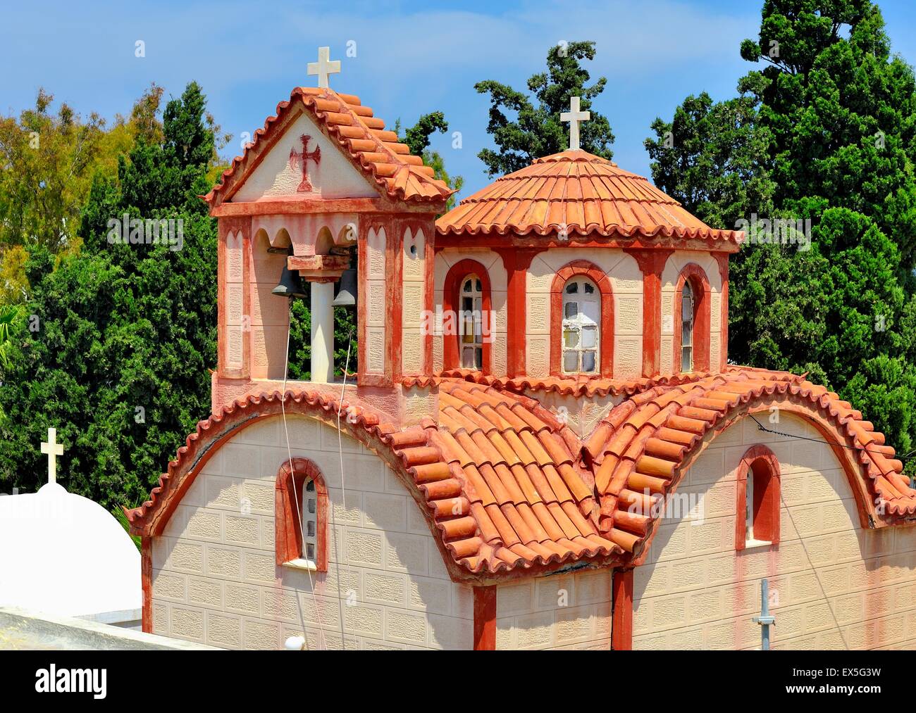 Une église à Fira Santorini Grèce avec des tuiles en terre cuite. Banque D'Images