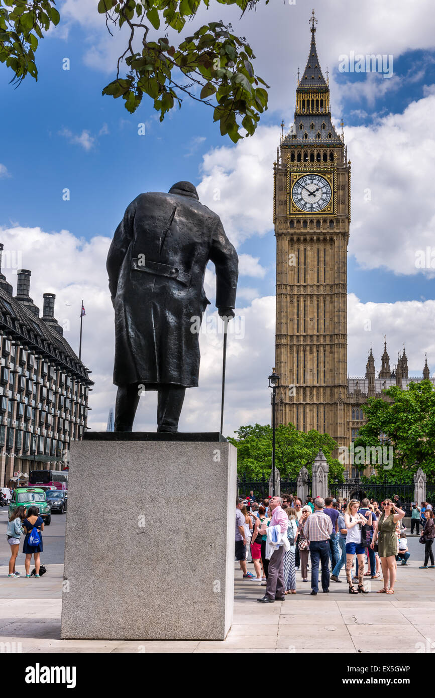 La statue de Sir Winston Churchill faisant face à l'Elizabeth Tower qui abrite la célèbre cloche Big Ben. Banque D'Images