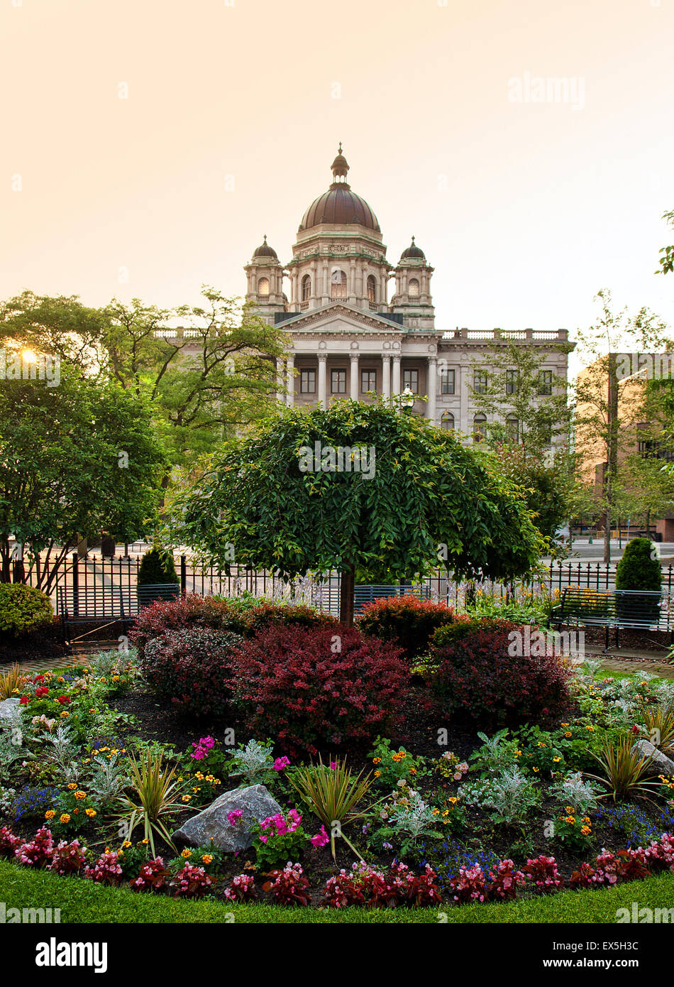 Vue sur le palais de Syracuse, New York à partir des terrains de la cathédrale de l'Immaculée Conception Banque D'Images