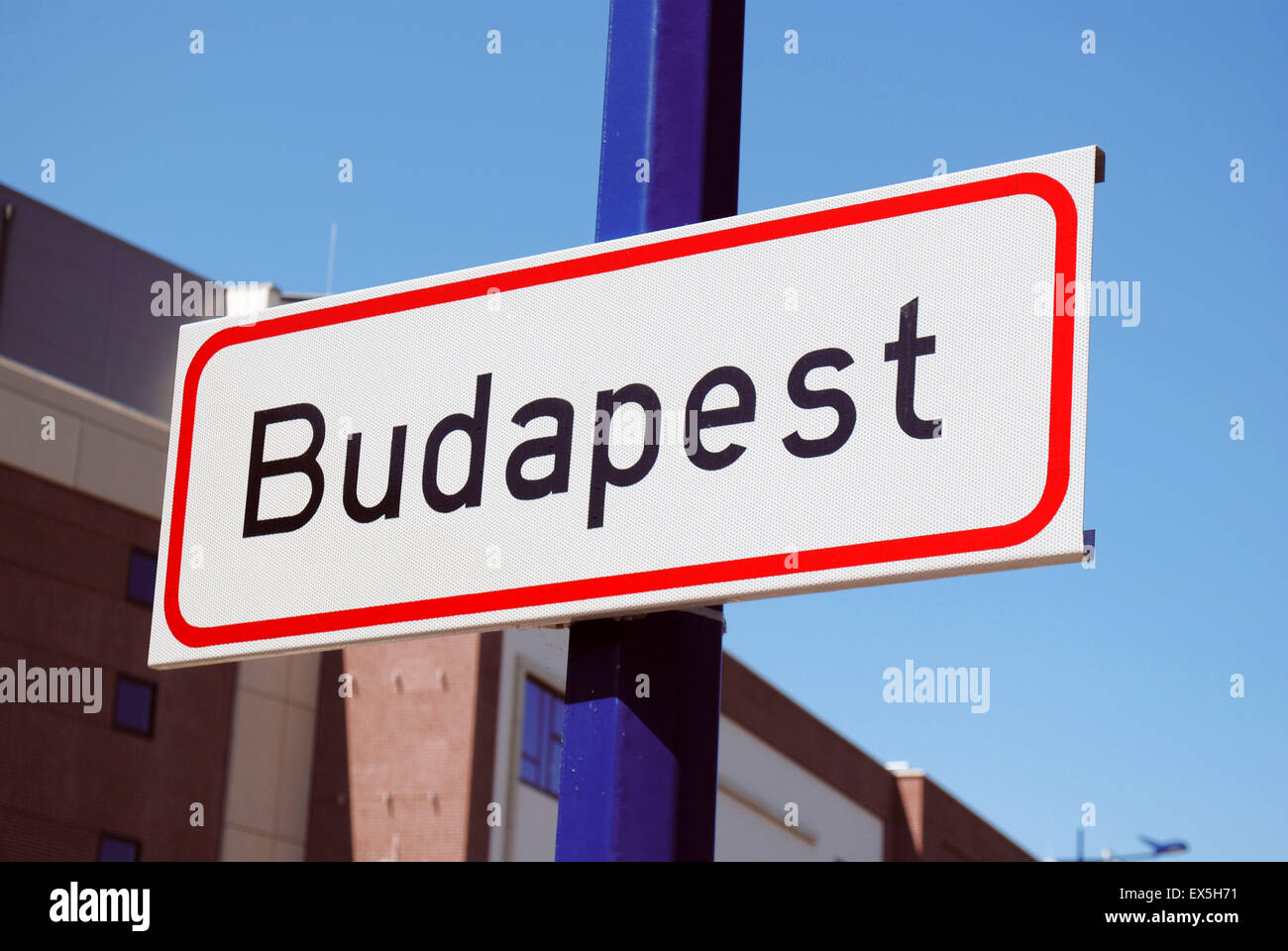 Panneau de direction à budapest Banque de photographies et d'images à haute  résolution - Alamy