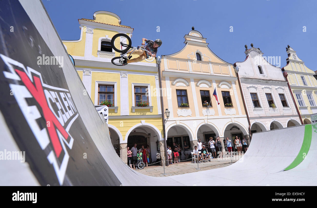 Telc, République tchèque. 4 juillet, 2015. La République tchèque en championnat BMX Freestyle, en minirampe, a eu lieu dans le centre historique de Telc, République tchèque, le samedi, 4 juillet, 2015. © Lubos Pavlicek/CTK Photo/Alamy Live News Banque D'Images