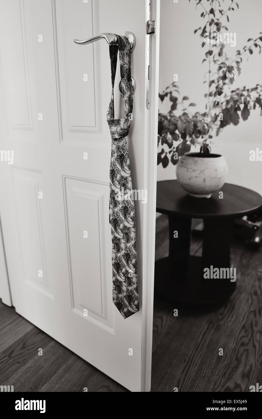 La cravate de l'homme accroché à la poignée de la porte Photo Stock - Alamy
