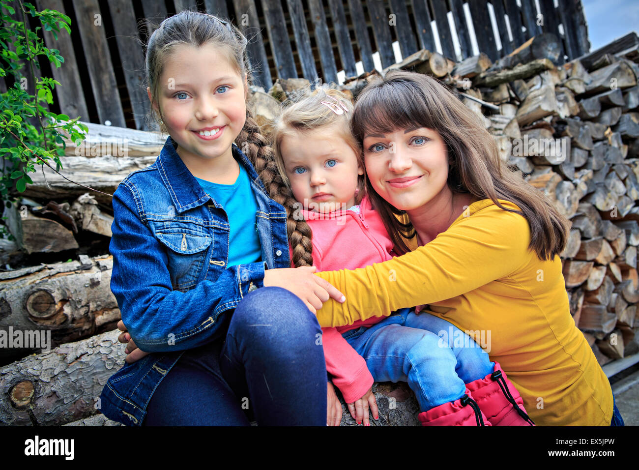 Une famille agricole, en face de la ferme Banque D'Images