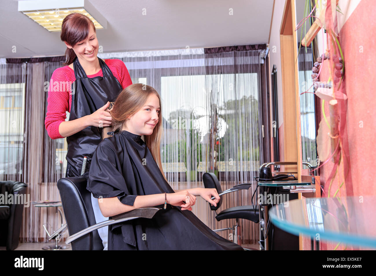 Jeune fille dans la boutique de coiffure Banque D'Images