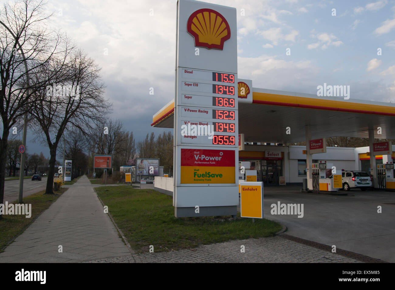 La station d'essence Shell Gas Berlin Allemagne Prix Photo Stock - Alamy