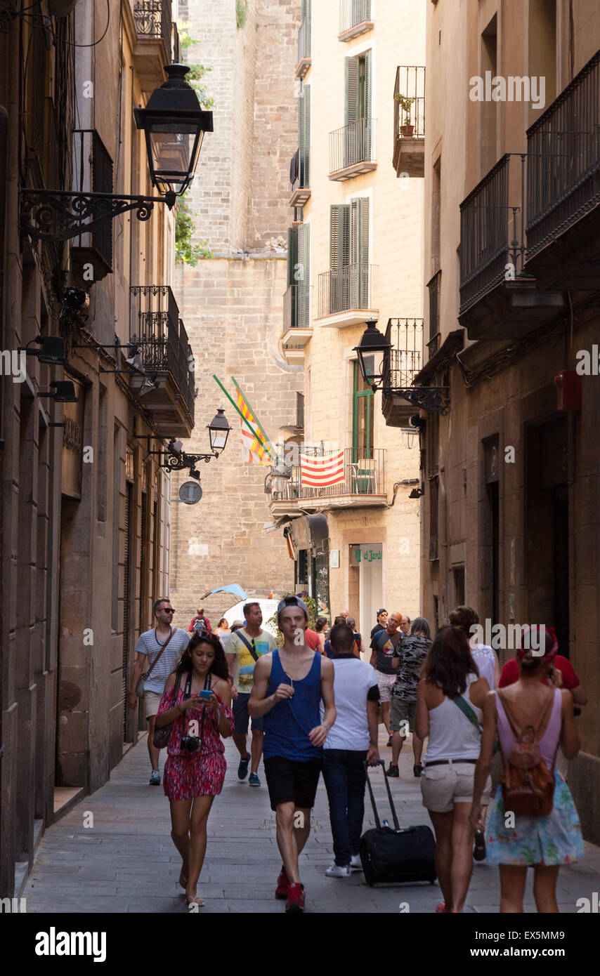 Les gens qui marchent dans les sidestreets dans le Barri Gotic (Quartier Gothique), Barcelone, Espagne, Europe Banque D'Images