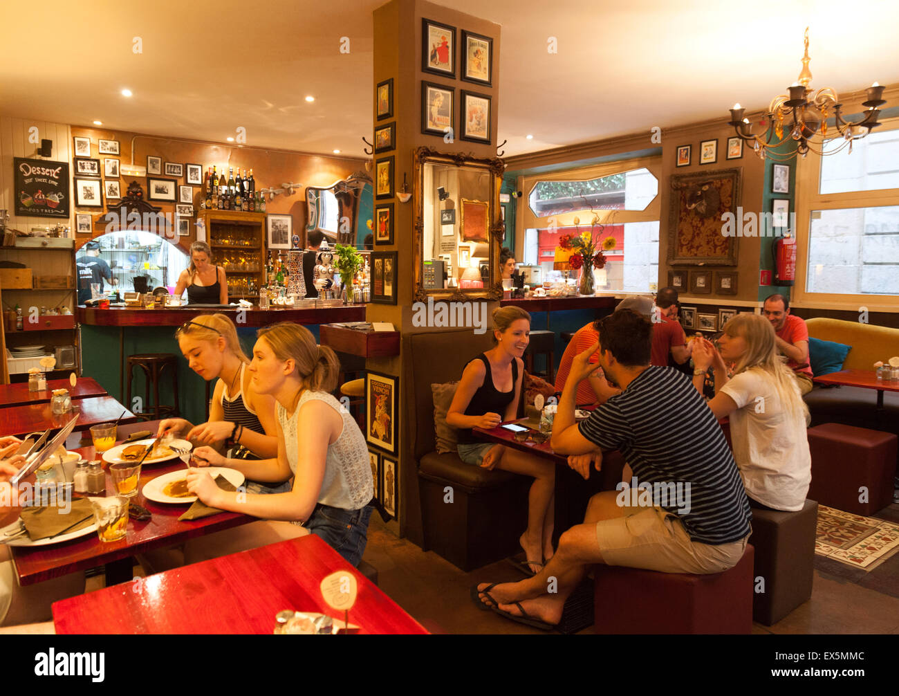 Personnes ayant le petit déjeuner à l'intérieur du lait Bar & Bistro restaurant Cafe, le Quartier Gothique, la Rambla ( ), Barcelone Espagne Europe Banque D'Images