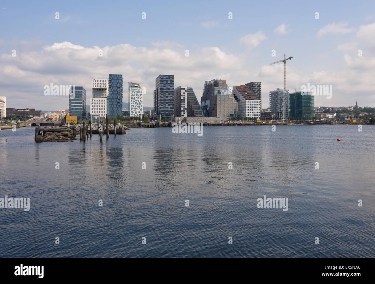 Le quartier commercial de codes-barres dans le centre d'Oslo en Norvège est développé, tours reflétant dans le fjord, 2015 Banque D'Images