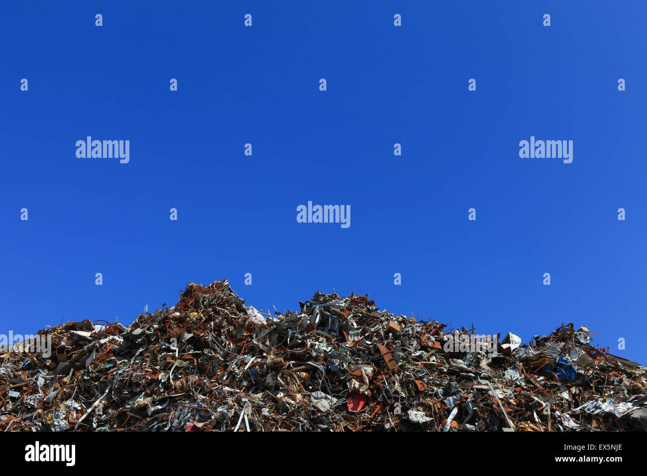 Parc à ferraille avec ciel bleu clair Banque D'Images