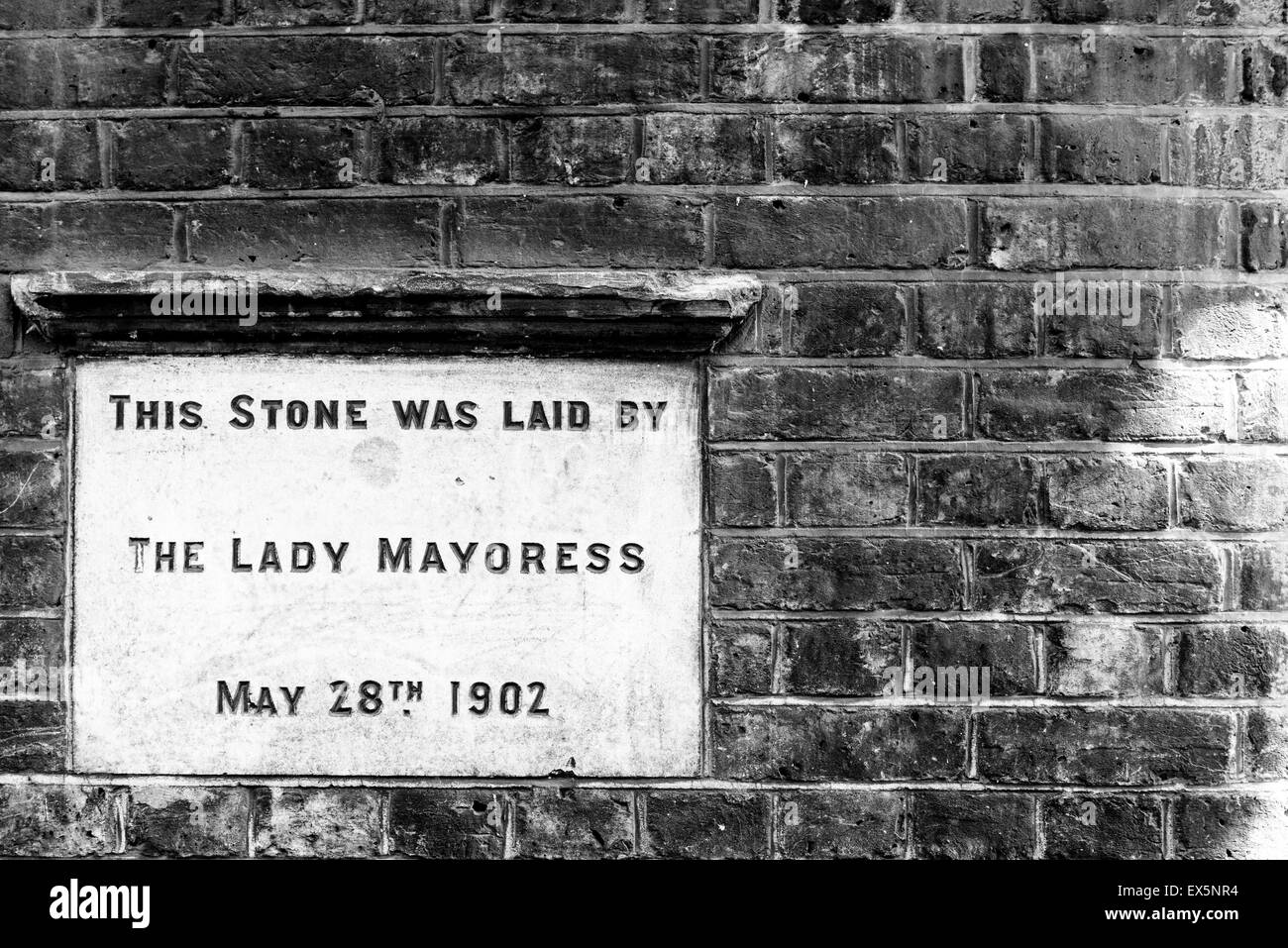 Tourné en noir et blanc de pierre de fondation de All Hallows sur le mur église près de Liverpool Street, London Banque D'Images
