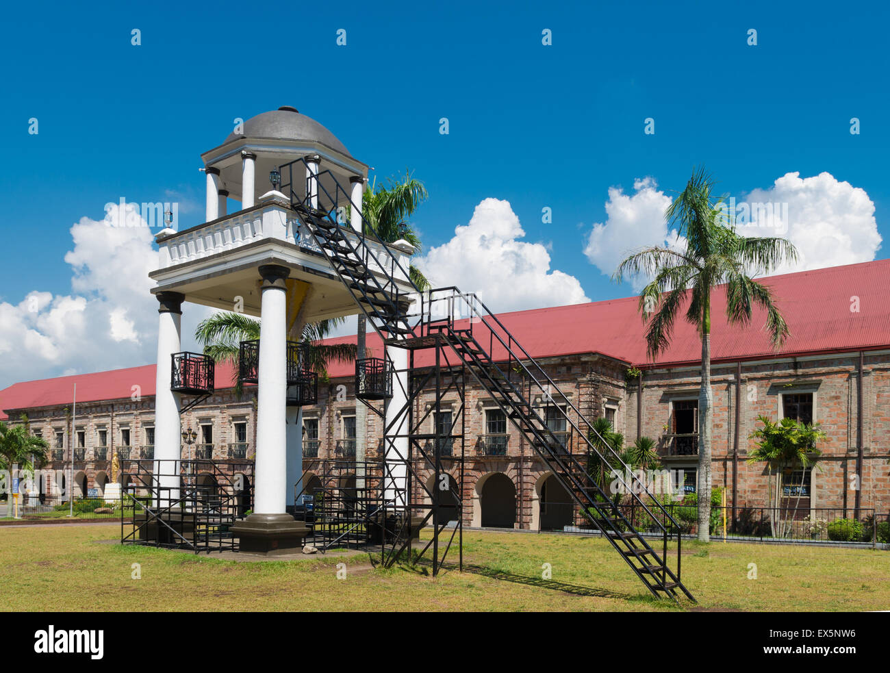 Pavillon élevé en face de la cathédrale métropolitaine de Naga à Naga City, Philippines Banque D'Images