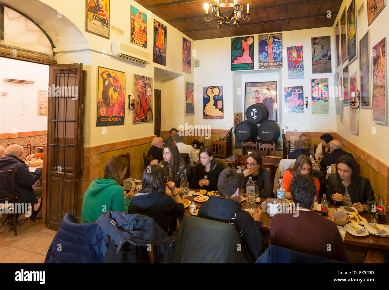 Cordoue, Espagne, province de Cordoue. À l'intérieur manger Diners Taberna las Comedias. Banque D'Images