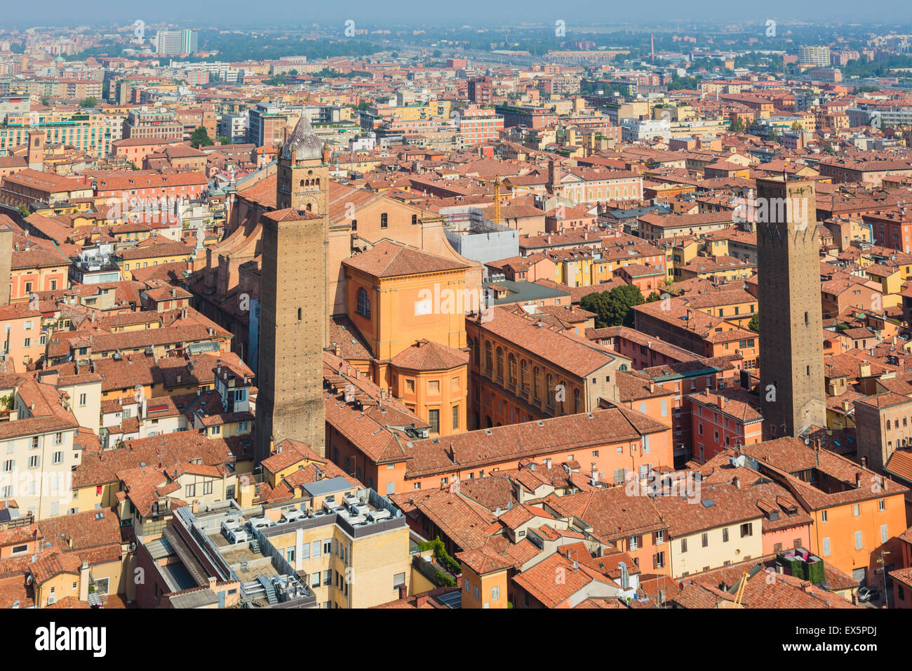 Bologne, Emilie-Romagne, Italie. Vue d'ensemble centre historique de la ville. Torre Prendiparte à droite de la cathédrale métropolitaine Banque D'Images