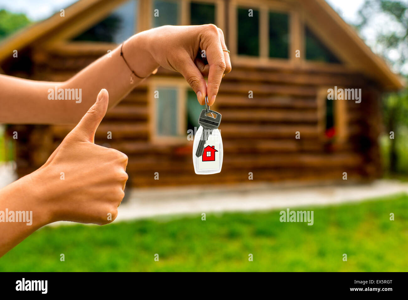 Holding house cottage en bois avec clé sur l'arrière-plan Banque D'Images