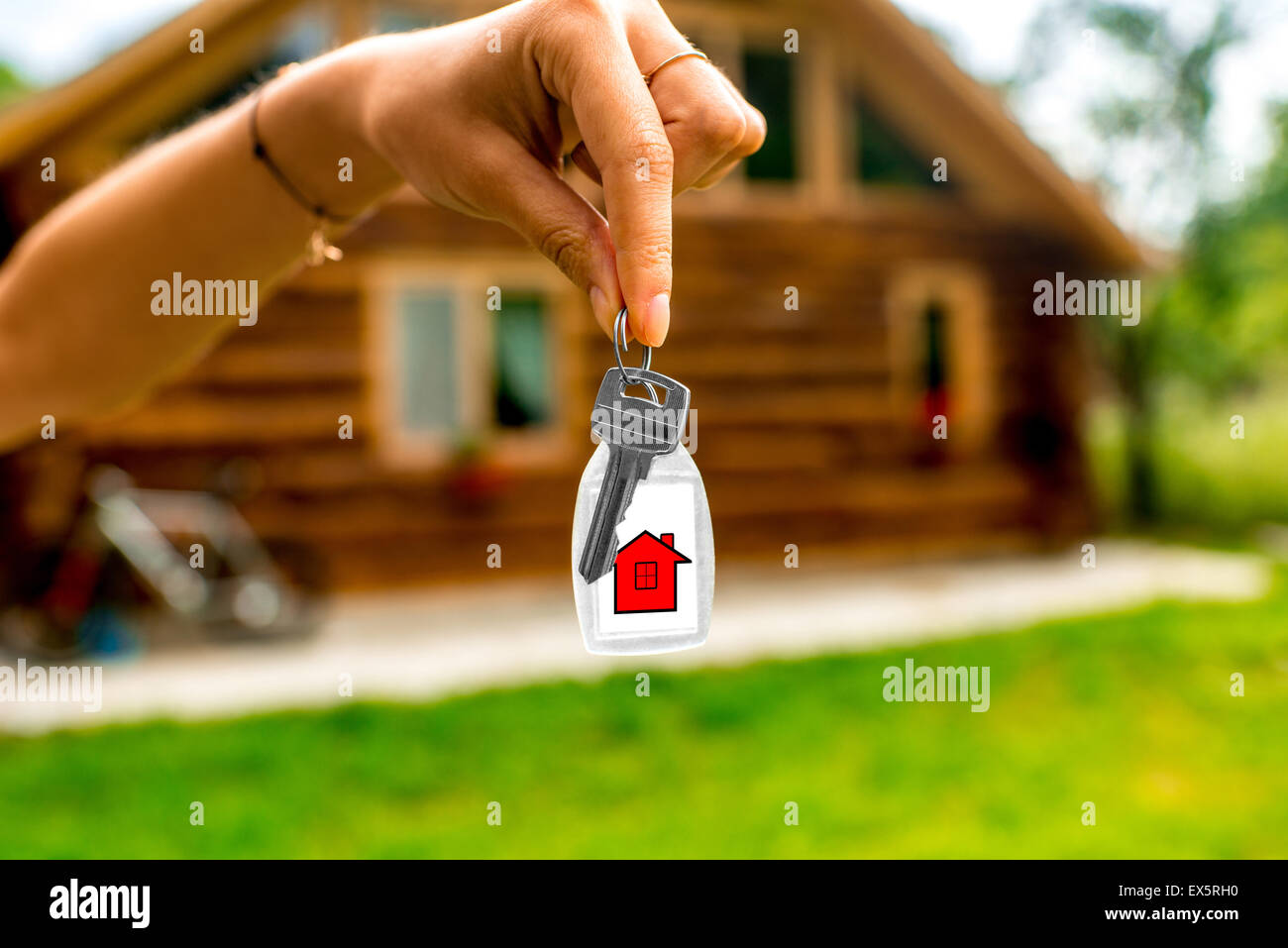 Holding house cottage en bois avec clé sur l'arrière-plan Banque D'Images