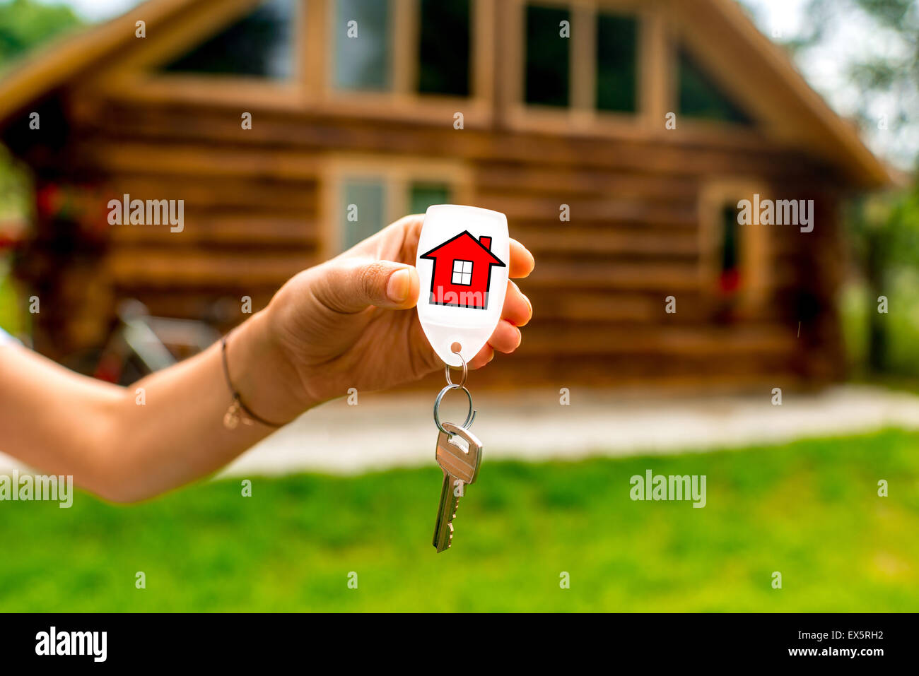 Holding house cottage en bois avec clé sur l'arrière-plan Banque D'Images
