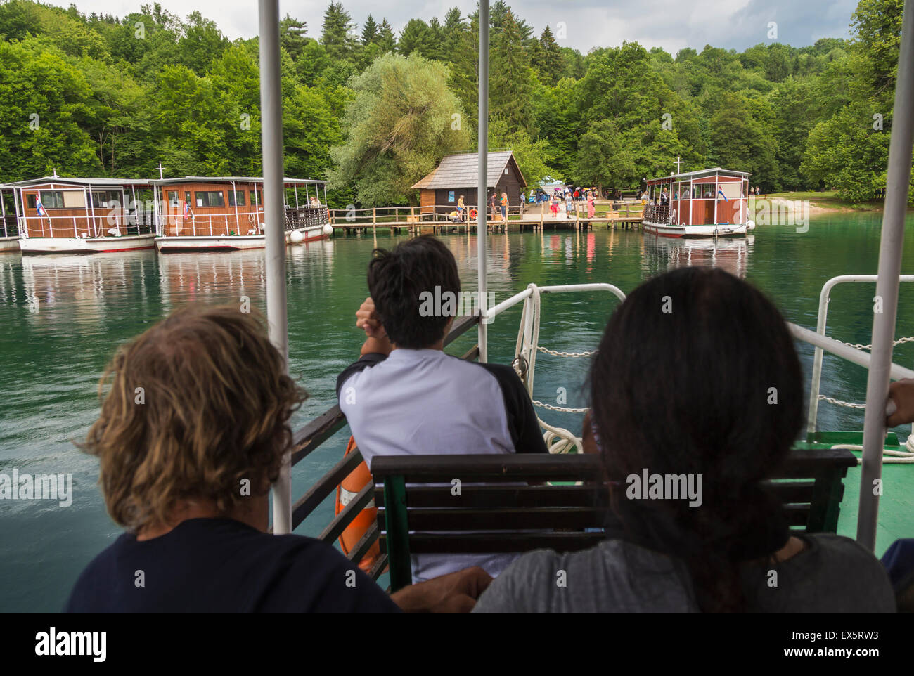 Le parc national des Lacs de Plitvice, Lika-Senj & Karlovac County, Croatie. Les visiteurs à une excursion dans un ferry électrique Banque D'Images