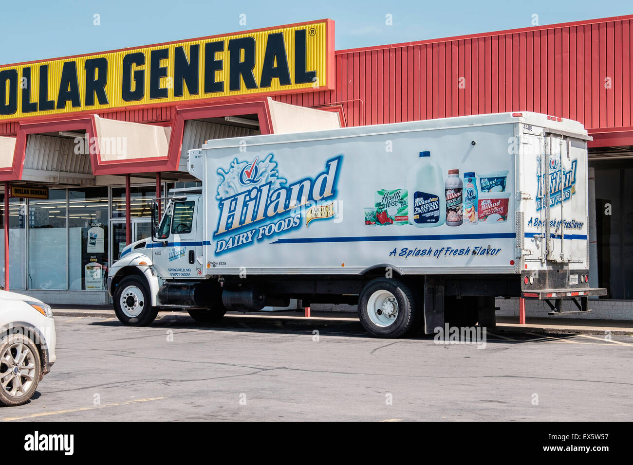 Un camion de livraison de Hiland fournit des produits laitiers à un Dollar General store à Oklahoma City, Oklahoma, USA. Banque D'Images