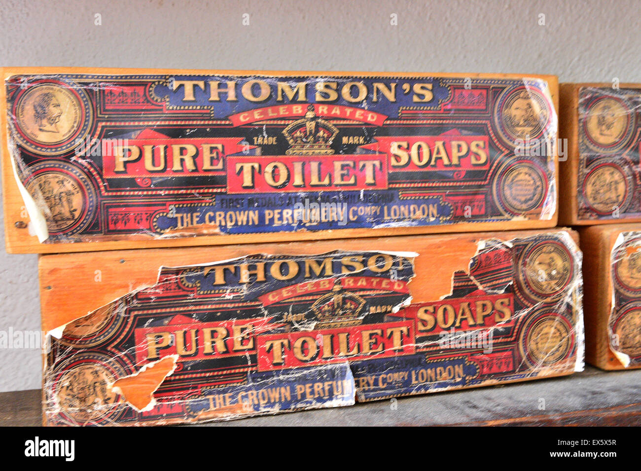Vieilles boîtes de Thompson's pure savons de toilette sur l'affichage à l'Ulster American Folk Park Banque D'Images