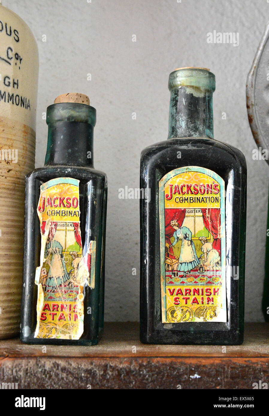De vieilles bouteilles de Jackson's combinaison vernis tache sur l'affichage à l'Ulster American Folk Park Banque D'Images