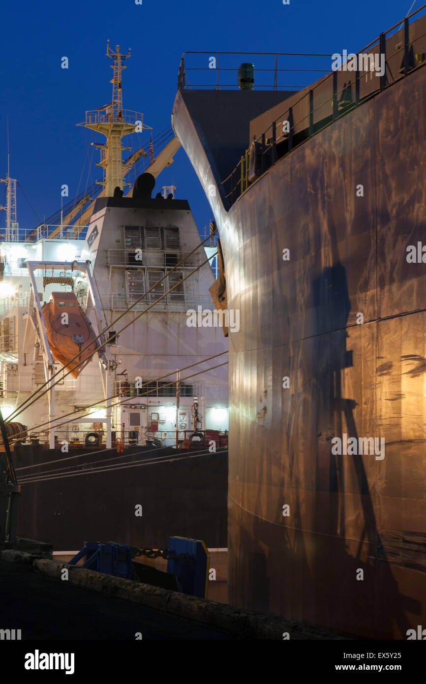 Des navires amarrés dans la nuit Banque D'Images