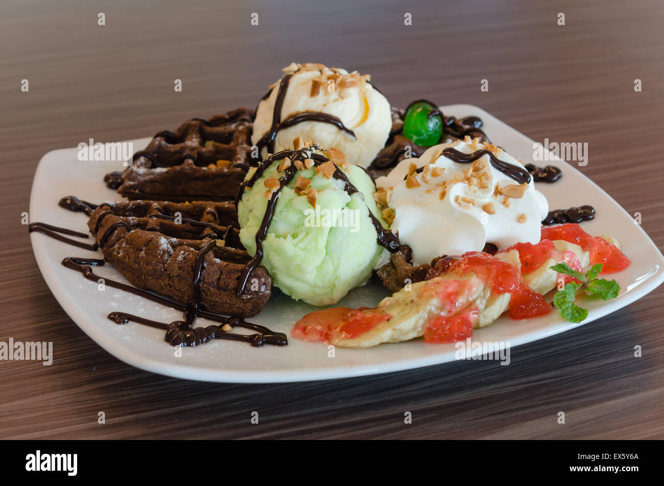Crème glacée , gaufres au chocolat avec sauce au chocolat et crème fouettée Banque D'Images