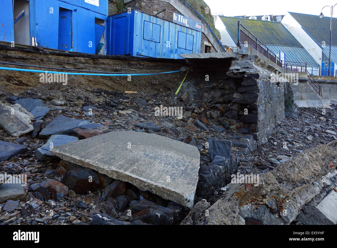 Dommages à la promenade de plage de Towan à Newquay, Cornwall, UK, causée par les tempêtes d'hiver de février 2014 Banque D'Images