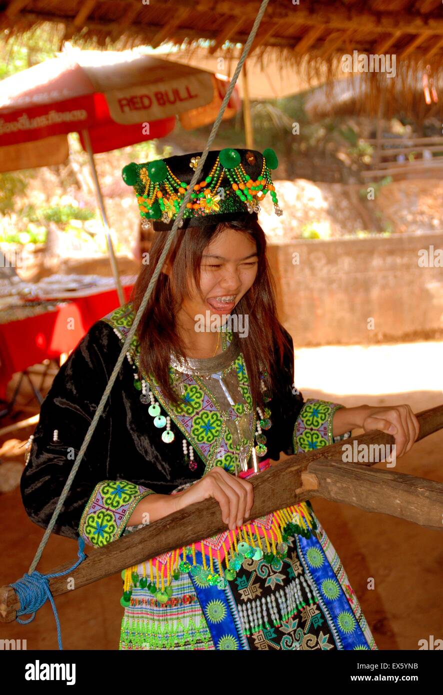 Poi Doi, Thaïlande : Jeune femme thaïlandaise habillés en vêtements traditionnels village tribal hilltiop Banque D'Images