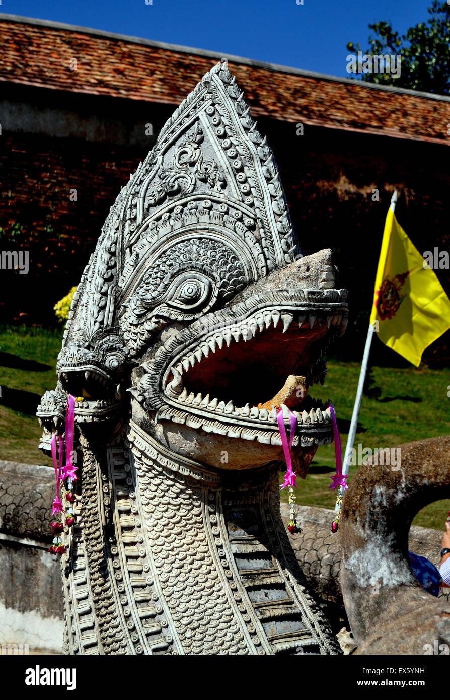 Lampang, Thaïlande : un immense dragon mythique Naga flancs l'entrée Escalier de Wat Phra That Lampang Luan Banque D'Images