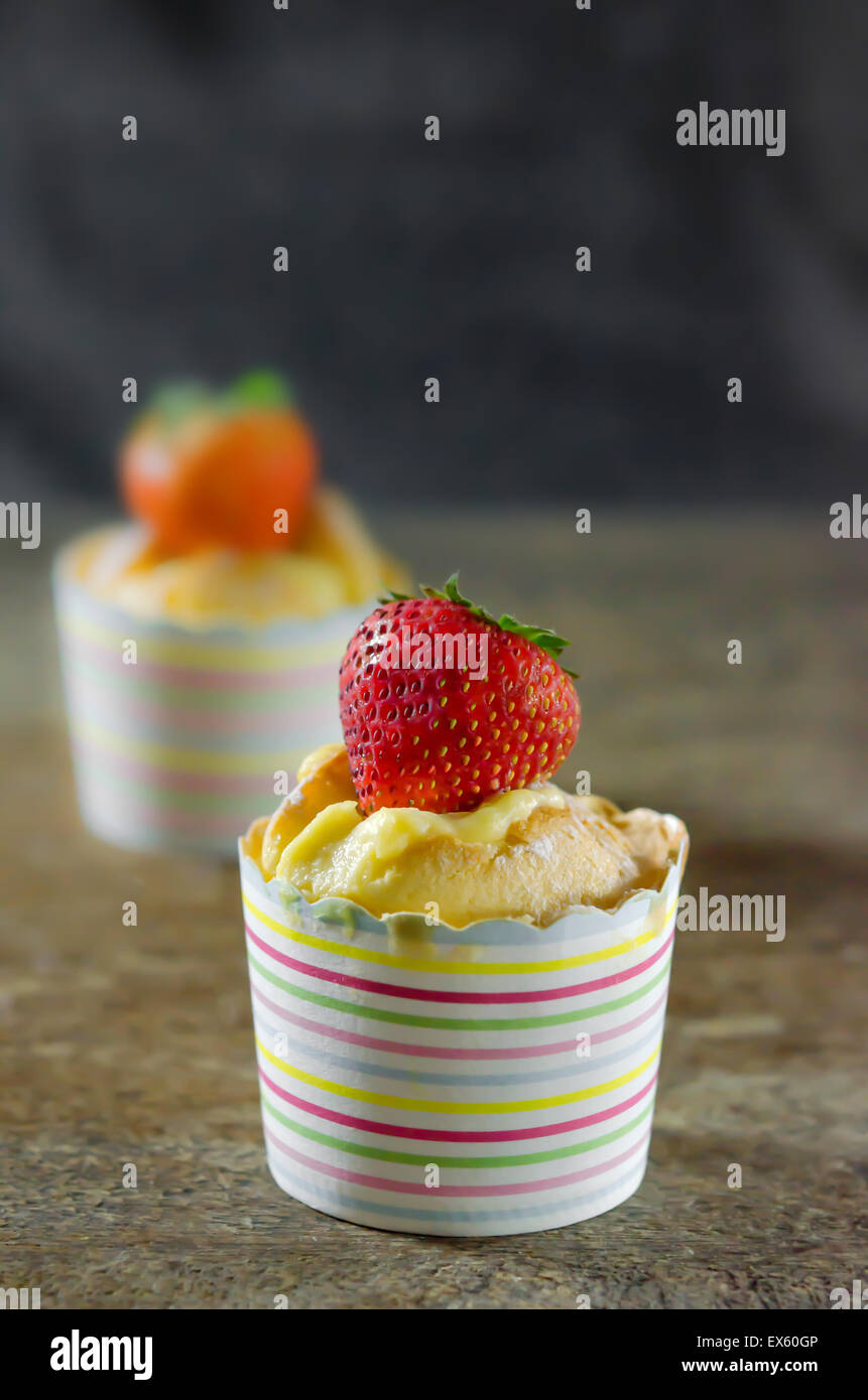 Cupcakes de mousseline de Hokkaido sur table en bois Banque D'Images