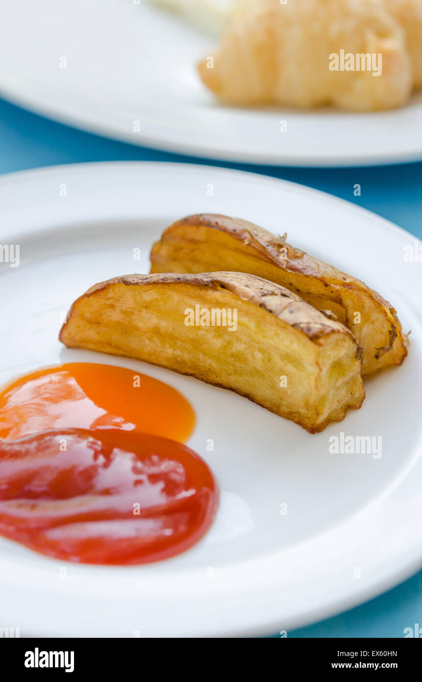 Pommes de terre au four ou grillé avec sauce tomate et la sauce chili Banque D'Images