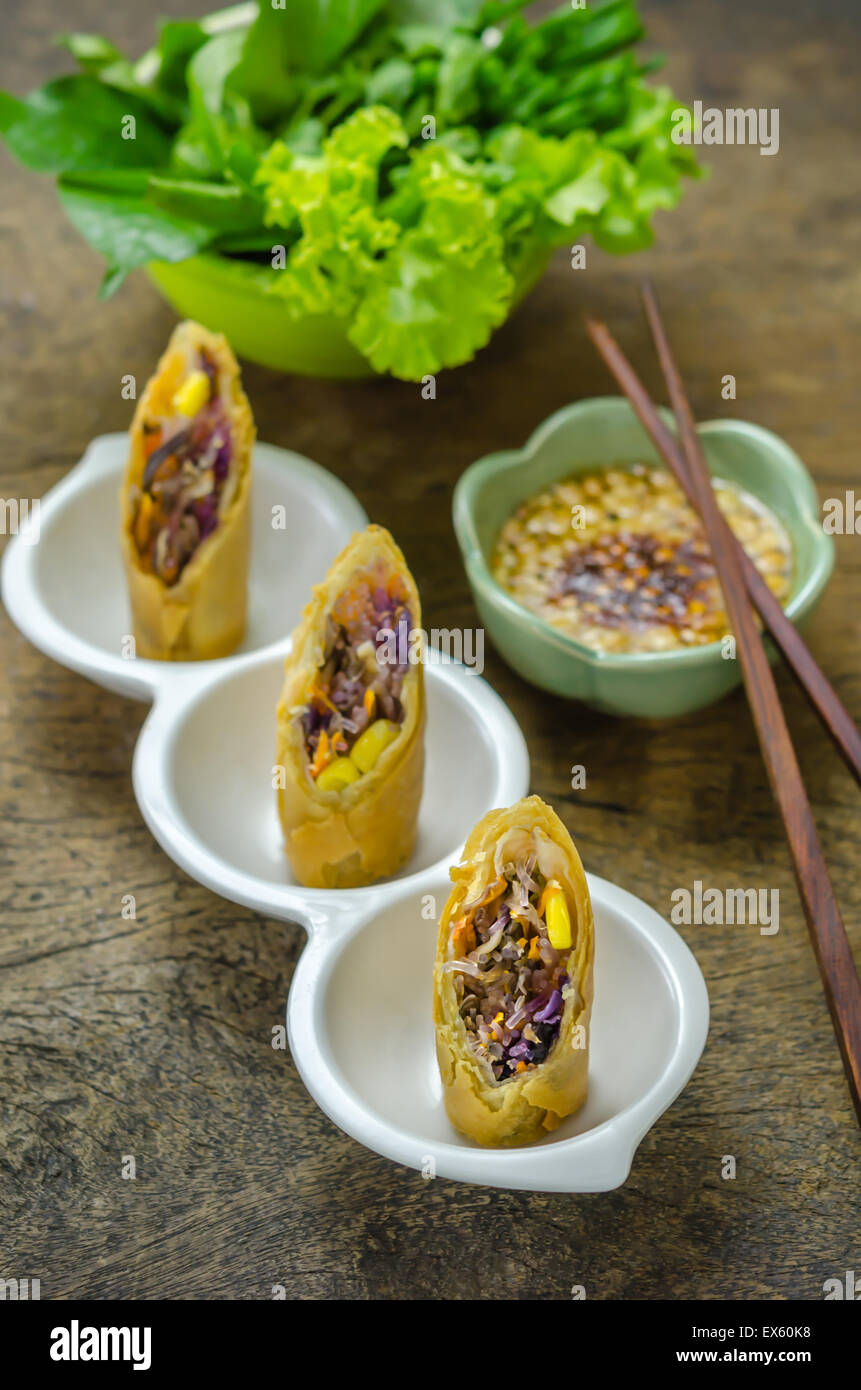 Rouleaux de printemps frits aliments traditionnels chinois, la cuisine asiatique Banque D'Images