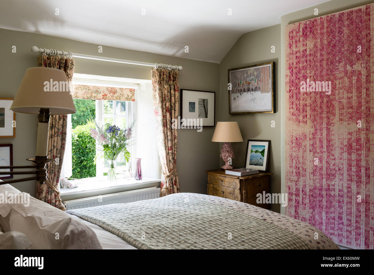 Impression sur tissu monté sur mur de cottage chambre avec jet matelassé et Bennison's Shangri-la rideaux tissu Banque D'Images